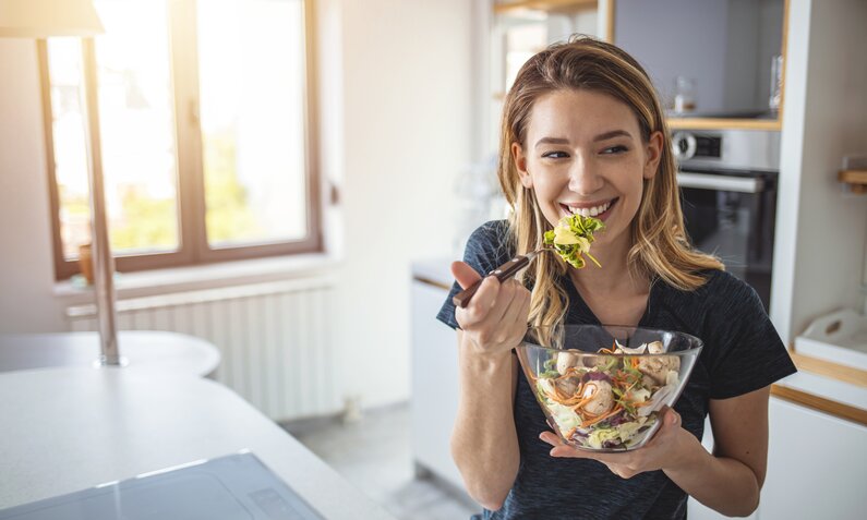 Frau isst Salat | ©  Getty Images / ljubaphoto