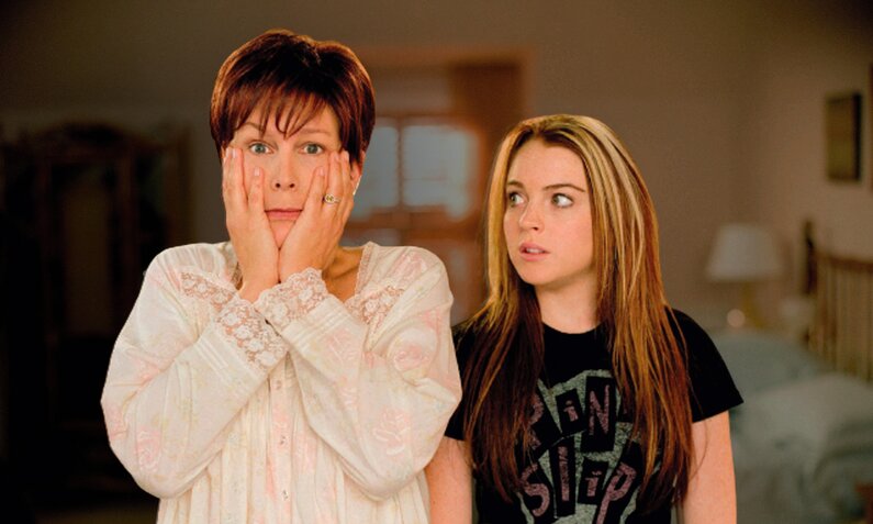 Jamie Lee Curtis und Lindsay Lohan stehen zutiefst erschrocken nebeneinander in einer Szene des Kinofilms "Freaky Friday" | © ddp images