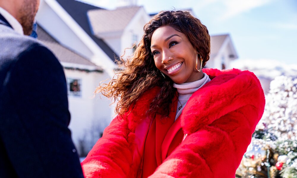 Brandy Norwood als Jackie in einer roten Wimnterjacke drauBen im Schnee in einer Szene des Netflix-Film "Best. Christmas. Ever!" | © Netflix/Scott Everett White