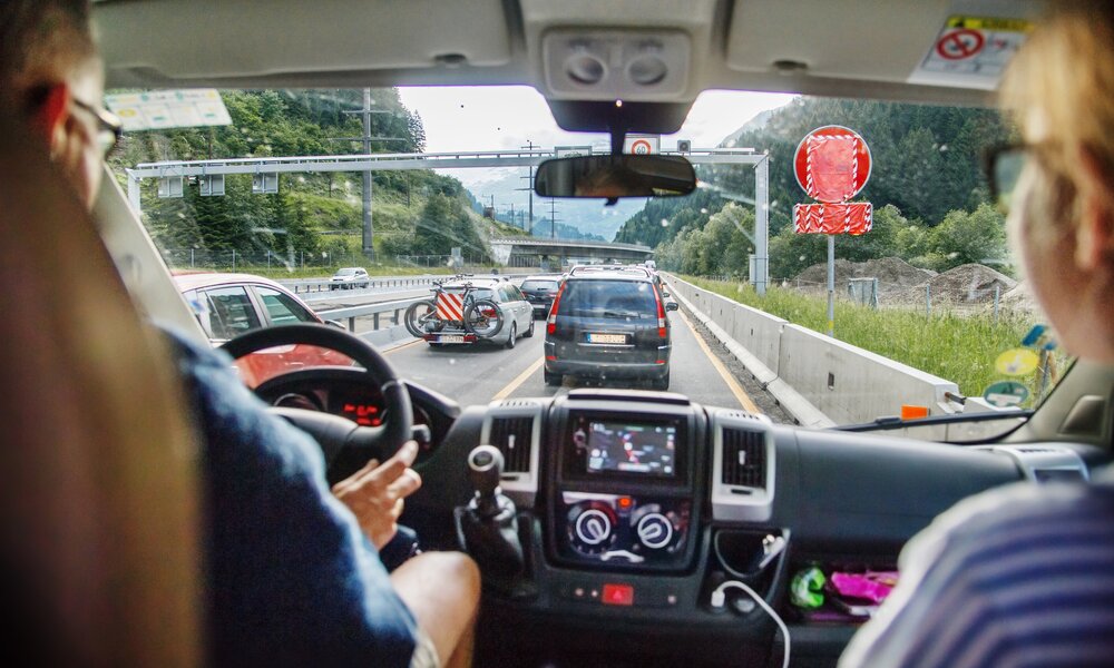 Autofahrt in Stau in der Schweiz  | ©  Getty Images / Elisabeth Schmitt