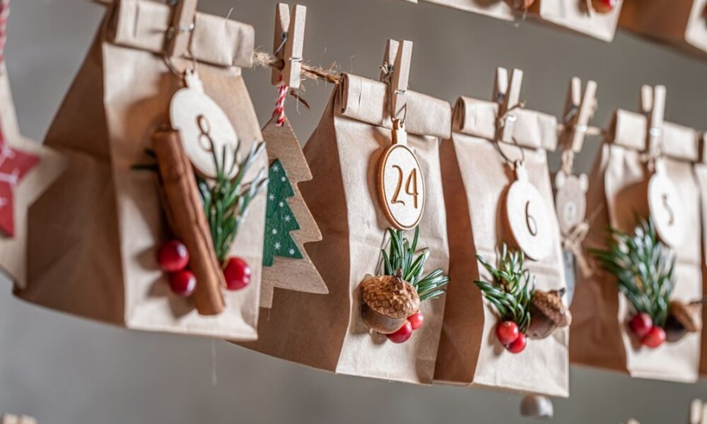 Klassischer Adventskalender mit Säckchen | © shutterstock / Shaiith