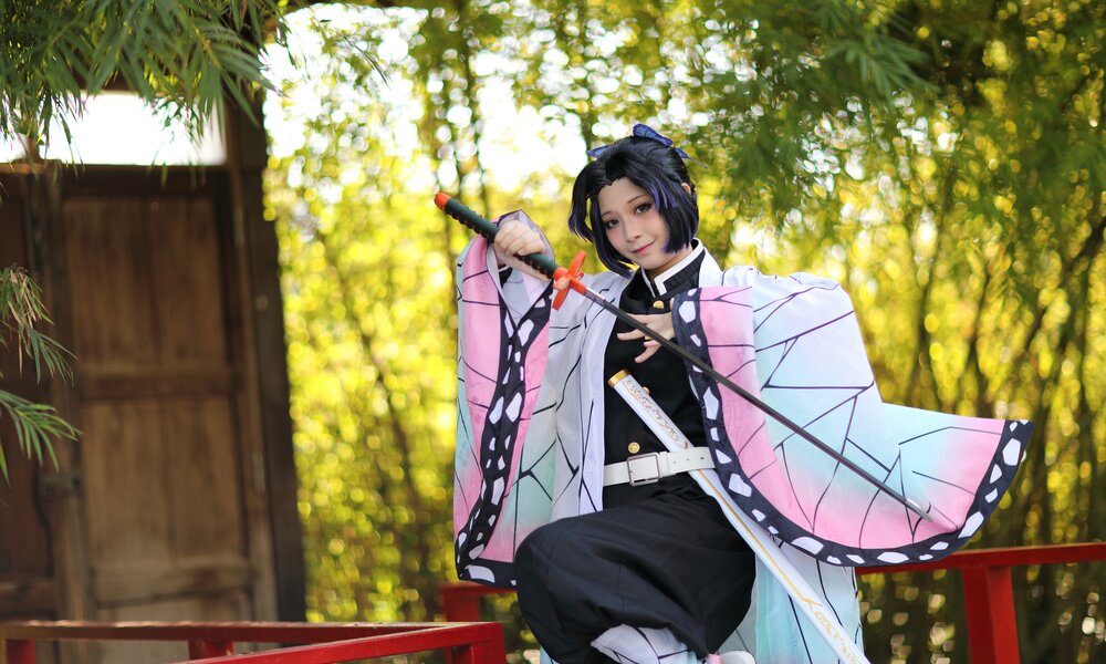 Anime Cosplayer mit Schwert als Shinobou aus Demon Slayer | © Getty Images / piyato