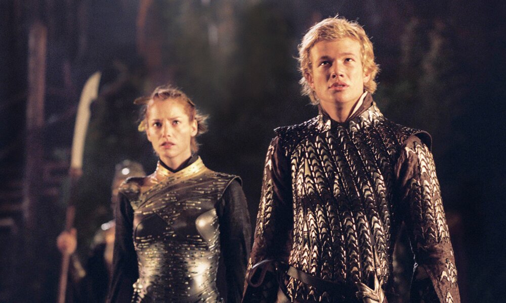 Edward Speleers und Sienna Guillory stehen in Kampfrüstung in einer Höhle in einer Szene des Kinofilms "Eragon" | © ddp images/LMK Media