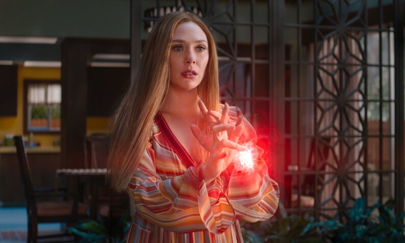 Elizabeth Olson kreiert als Wanda eine rotes Leuchten in einer Szene aus der Marvel-Serie "WandaVision" | © Marvel Studios 2021. All Rights Reserved.