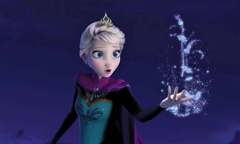 Elsa die Eiskönigin, die Schnee herbeizaubert | © Amazon