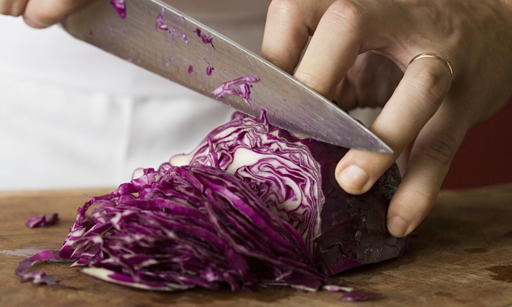 Mann schneidet Rotkohl klein | ©  Getty Images / Image Source