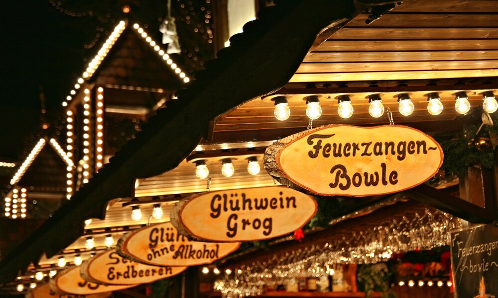 Glühweinstand auf dem Weihnachtsmarkt | ©  Shutterstock / Adrian Zenz