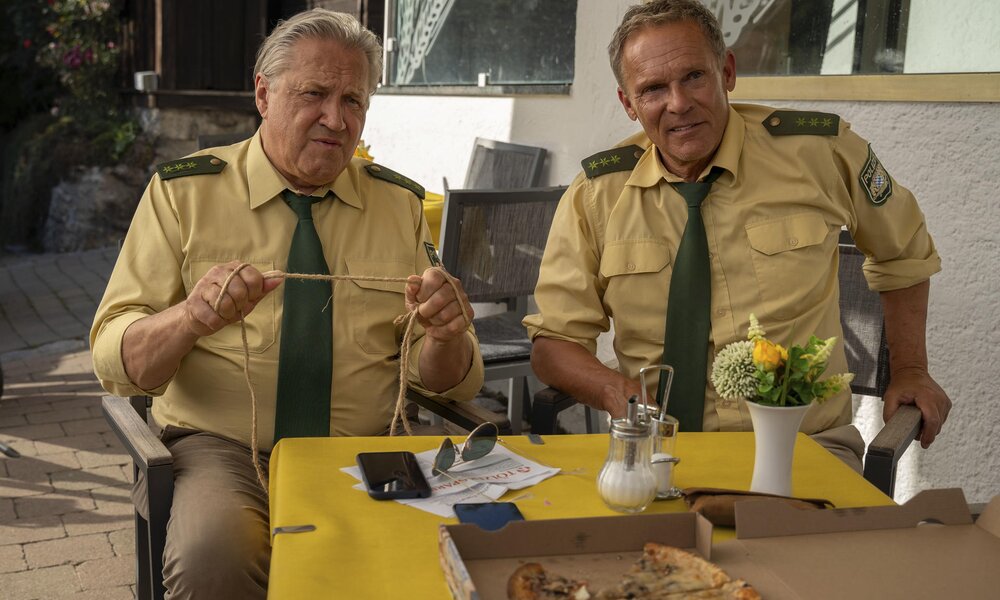 Girwidz (Michael Brandner, l.) und Hubert (Christian Tramitz) ermittlen wieder am Vorabend. | © ARD