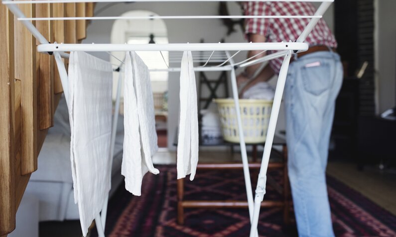 Frau hängt Wäsche auf | ©  Getty Images / Maskot