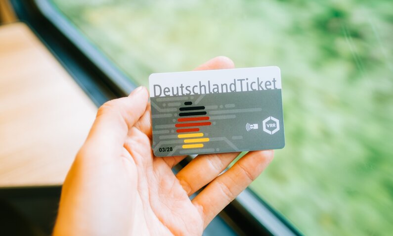 Deutschland-Ticket | ©  Shutterstock / nikkimeel