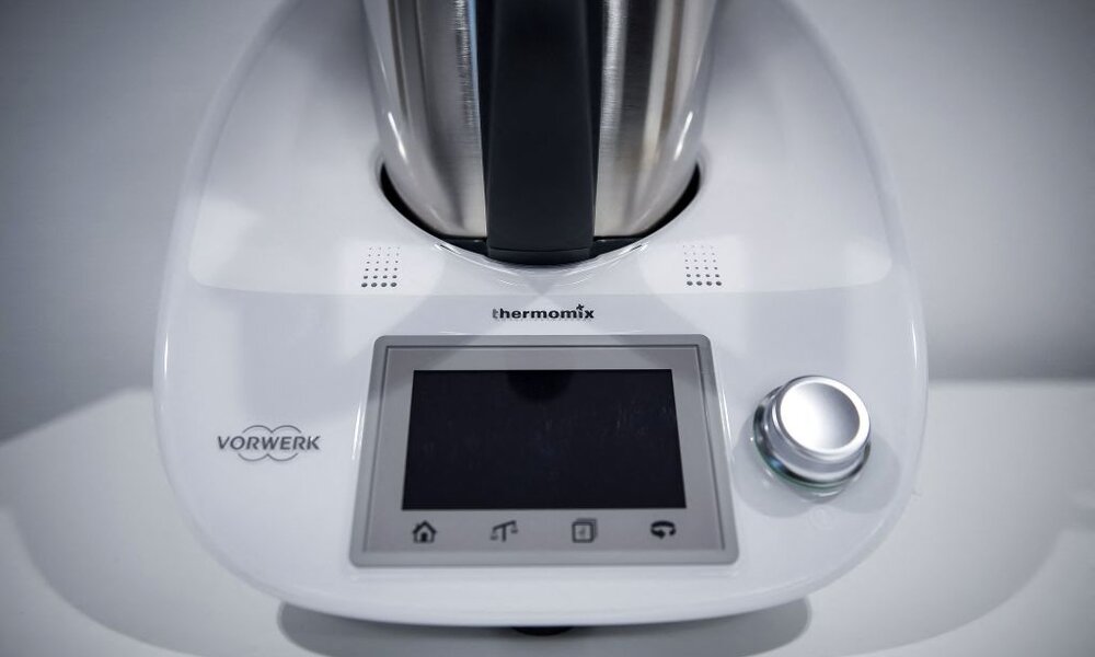 Thermomix in der Nahaufnahme, Blick auf das Display. | © Getty Images / GUILLAUME SOUVANT / Freier Fotograf