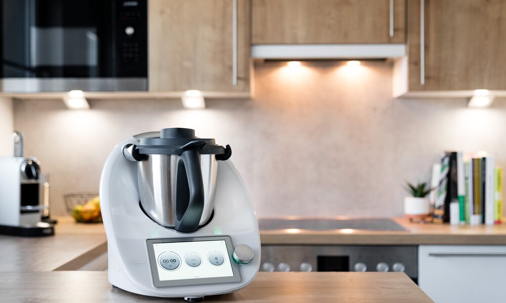 Blitzeblanker Thermomix steht auf einer Küchenzeile | ©  Vorwerk