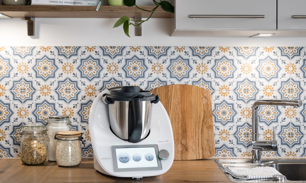 Unbeschädigter Thermomix steht auf einer Küchenzeile | ©  Vorwerk