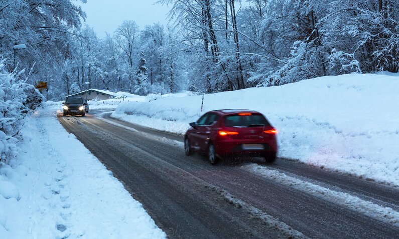 Auto im Schnee | ©  Getty Images / fhm
