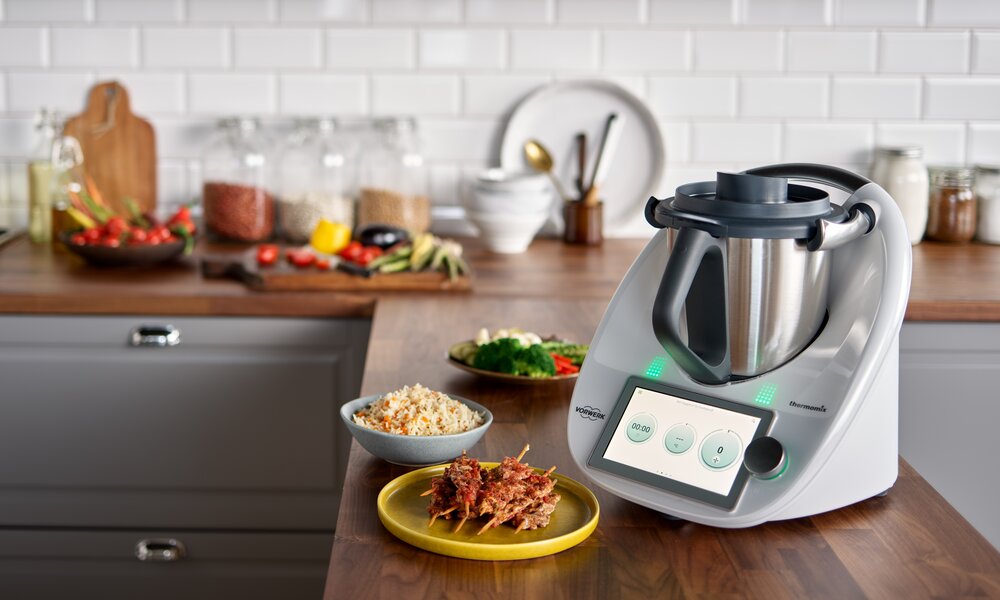 Thermomix auf einer Arbeitsplatte einer Küchenzeile. | © Vorwerk