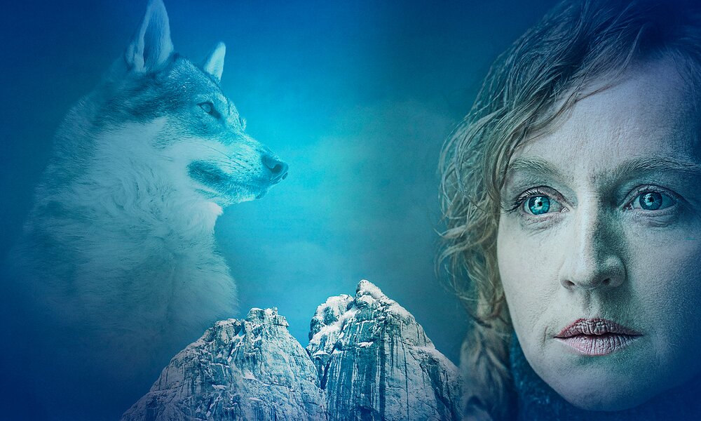 Plakat zur ARD-Mysterythriller-Serie "Schnee": Vor dunklem Himmel sind ein Bergmassiv zu sehen, ein Wolf und das Gesicht von Hauptdarstellerin Brigitte Hobmeier | © BR/NDR/ORF/Primary Pictures, Wien/X-Filme Produktion GmbH, Berlin/Martin Rattini und Oliver Oppitz