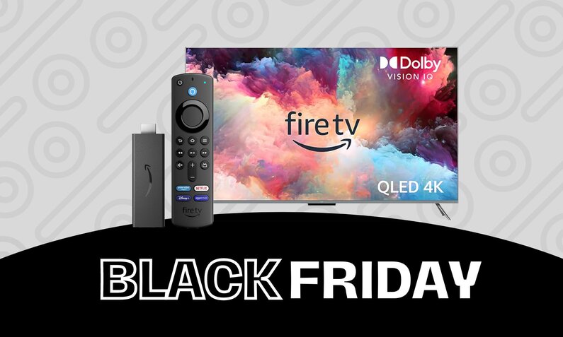 Amazon Fire TV 4k QLED-Fernseher, daneben Fire TV-Stick und Alexa-Sprachferbedienung | © Amazon