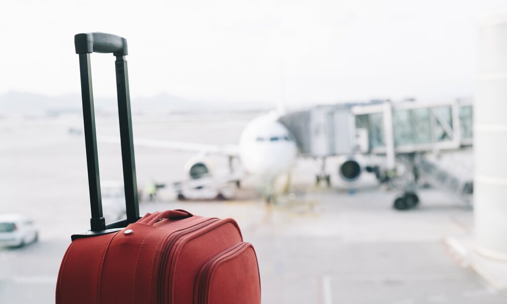 Koffer am Flughafen | ©  Getty Images / Westend61