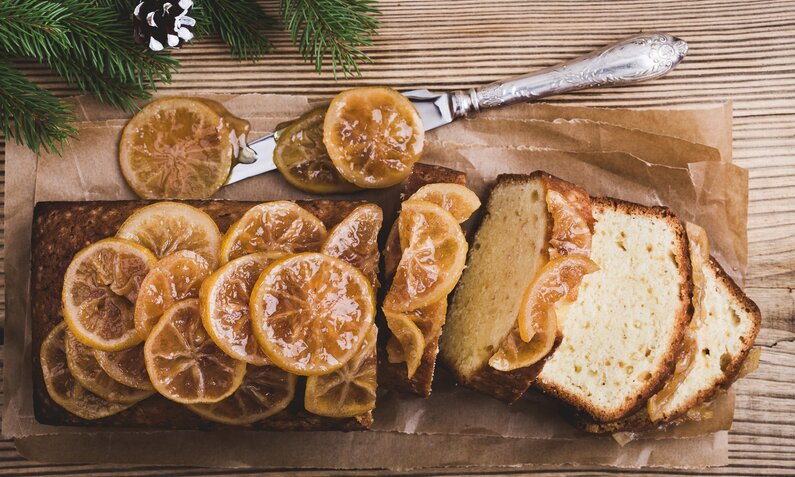 Ein Zitronenkuchen von oben, belegt mit Zitronenscheiben im Weihnachtlichem Ambiente. | © Getty Images / istetiana