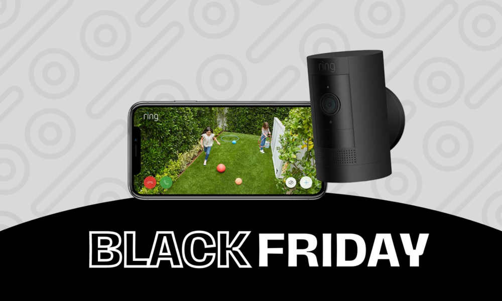 Amazon Ring Outdoor-Kamera, danben ein Smartphone, dass den Garten zeigt, den die Kamera im Blick hat. | © Amazon 