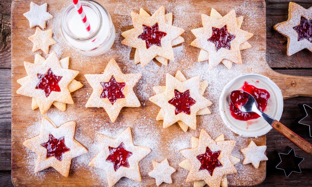 Weihnachtskekse mit Marmeladenfüllung bestäubt mit Puderzucker. | © Getty Images / wmaster890