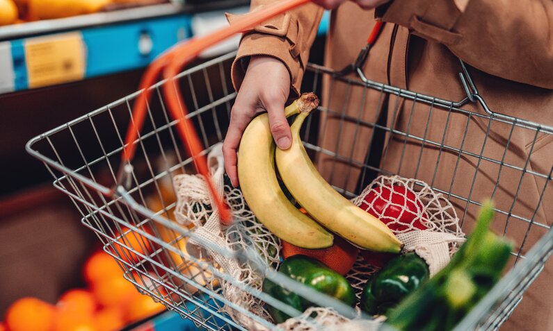Einkaufskorb mit Obst | ©  Getty Images / Oscar Wong
