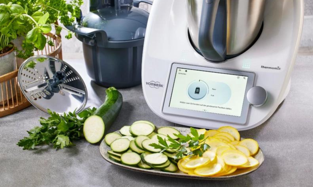 Der Thermomix von Vorwerk, davor der Gemüsestyler und Gemüse | ©  Vorwerk