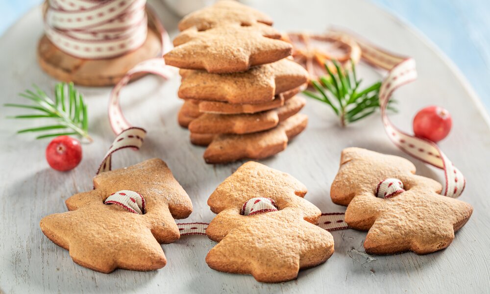 Fluffige Lebkuchen-Tannen als Girlande verbunden. | © Getty Images / Shaiith