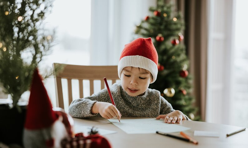 Junge schreibt Brief an den Weihnachtsmann | ©  Getty Images / visualspace