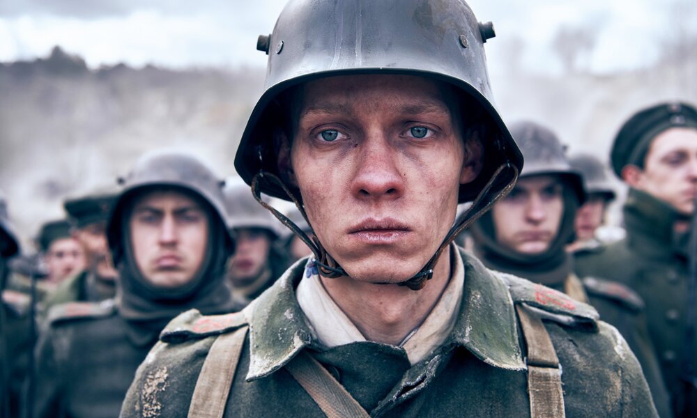 Felix Kammerer in Uniform und mit Helm im Schützengraben in einer Szene aus dem Netflix-Kriegsfilm "Im Westen nichts Neues" | © Netflix/Reiner Bajo