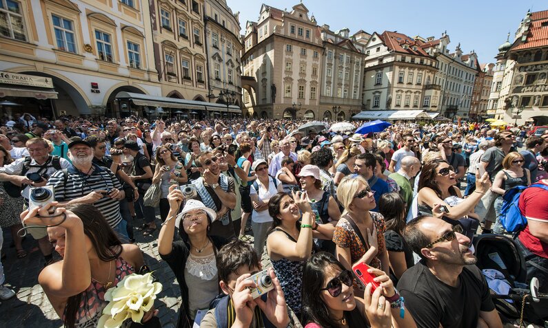 Überfüllte Stadt in Prag | ©  Getty Images / Maremagnum