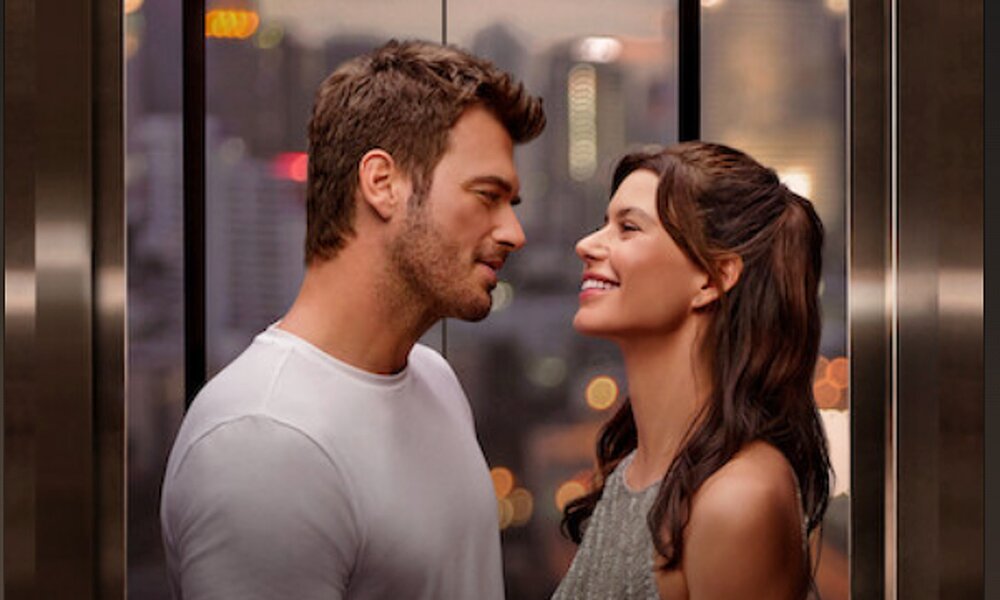 Kıvanç Tatlıtuğ Beren Saat stehen sich im AAufztzug ganz nah gegenüber und sehen sich an auf der Key Art zum Netflix-Film "Letzter Aufruf für Istanbul" | © Netflix