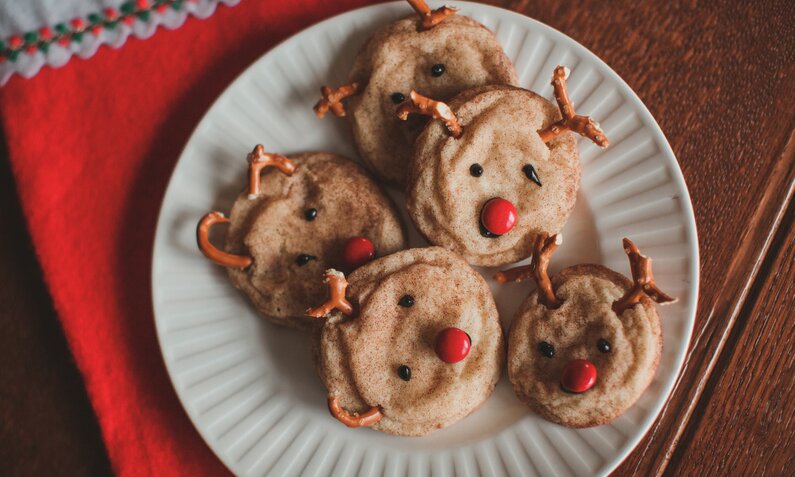 Kekse in Form von Rentieren, bestückt mit Salzstangen. | © Getty Images / Annie Otzen