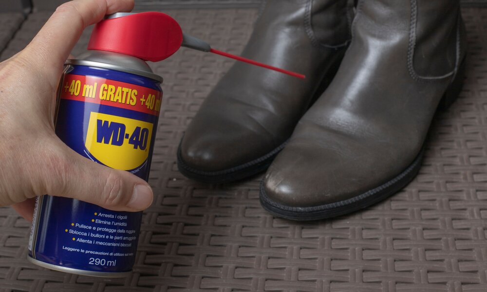 WD-40 wird auf Schuhe gesprüht | ©  Getty Images / Francesco Stock