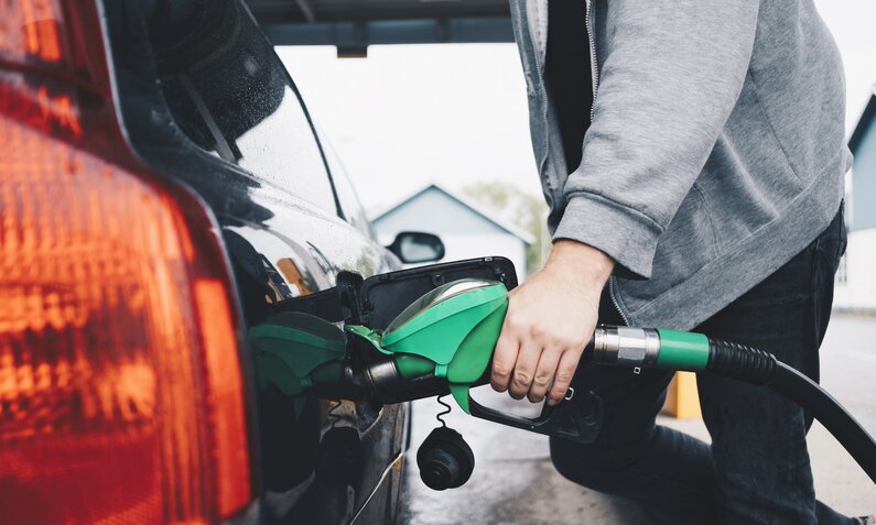 Mann tankt an Tankstelle sein Auto  | ©  Getty Images / Maskot