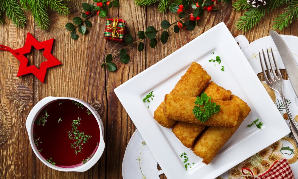 Kroketten auf einem Teller in weihnachtlicher Athmo. | © Getty Images / gkrphoto
