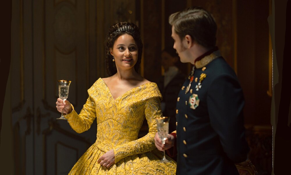 Dominique Devenport  und Jannik Schümann als kaiserliches Paar in prächtigen Gewändern in einer Szene aus Staffel 3 der RTL+-Serie "Sisi" | © RTL/Armands Virbulis