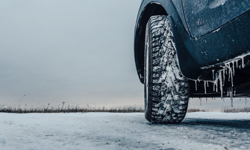 Auto im Schnee und Eis | ©  Getty Images / rbkomar