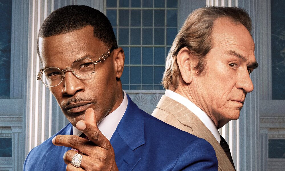 Nahaufnahme von Jamie Fox und Tommy Lee Jones vor einem Gerichtsgebäude auf der Key Art zum Prime Video Film "The Burial" | © Amazon Prime Video