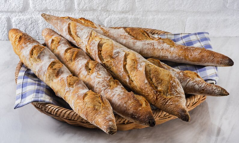 Frisches Baguette im Korb. | © Getty Images / BURCU ATALAY TANKUT
