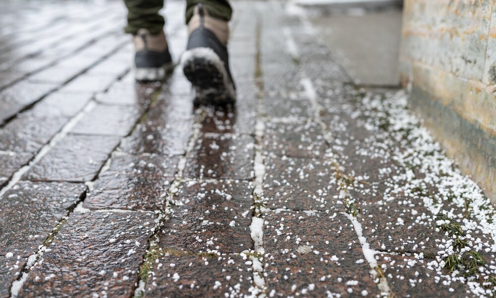 Streusalz auf Bürgersteig | ©  Getty Images / Dima Berlin