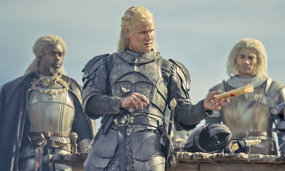 Wil Johnson, Matt Smith und Theo Nate in silbernen Rüstungen in einer Szene aus der HBO-Serie "House of the Dragon" | © ddp images/PictureLux