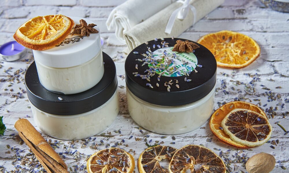 Bodylotion in Gläsern neben Orangenschalen. | © Getty Images / Дина Орлова