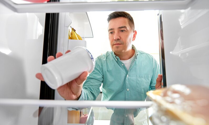 Mann checkt MHD auf Joghurt | ©  Getty Images / Ground Picture