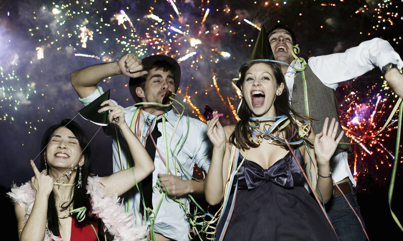 Freunde feiern ausgelassen Silvester | ©  Getty Images / Flashpop