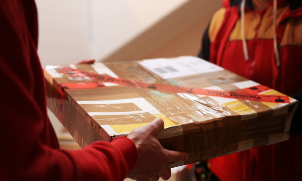 Mann nimmt Paket an  | ©  Getty Images / Kathrin Ziegler