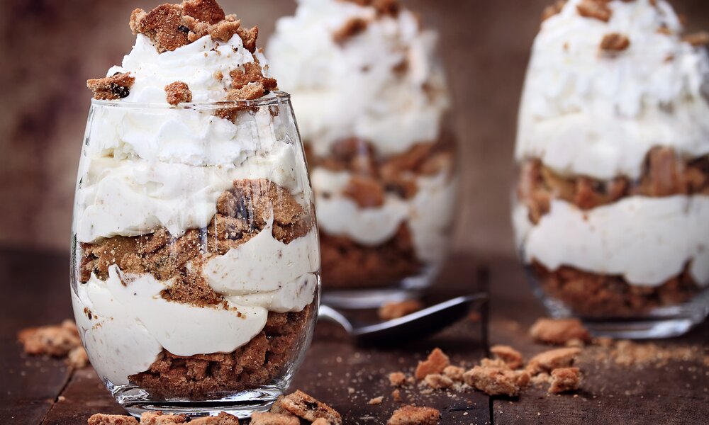 Desserts in Gläsern in weihnachtlicher Athmo. | © Getty Images / StephanieFrey