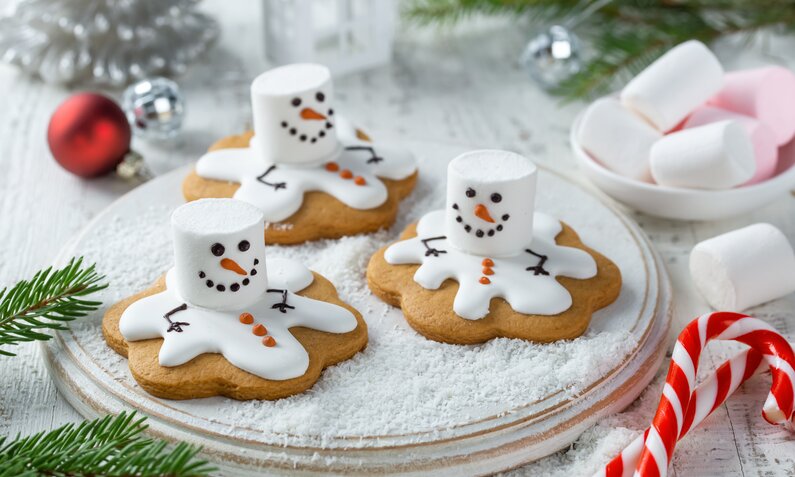 Lustige Schneemann-Kekse in weihnachtlicher Athmo. | © Getty Images / Anna_Shepulova