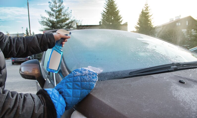 Enteiserspray und gefrorene Scheibe | ©  Getty Images / baloon111
