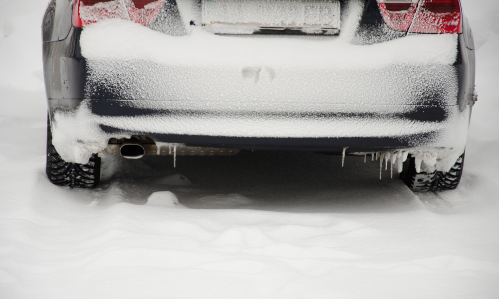 Zugeschneites Nummernschild am Auto | ©  Getty Images / bbbrrn